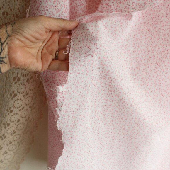 Vintage Fabric Scrap, Pink Floral VInes Cotton 46" x 46" Square, Fat Quarter - Picture 5 of 10